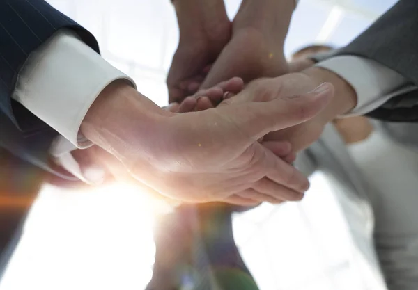 Gente de negocios doblando sus manos juntos. — Foto de Stock