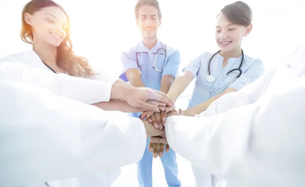 Ärzte und Krankenschwestern in einem medizinischen Team beim Händestapeln — Stockfoto