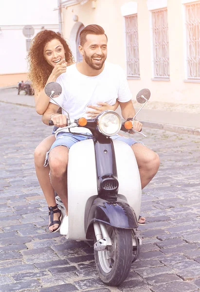 Largura completa vista lateral de feliz pareja montando en moto retro — Foto de Stock