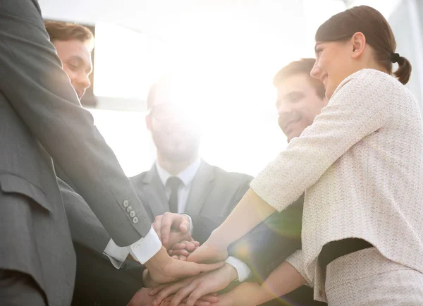 Primer plano. equipo de negocios con las manos juntas —  Fotos de Stock