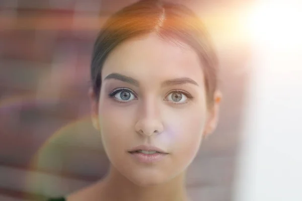 Rostro de mujer joven con maquillaje en el estilo de "negocio " — Foto de Stock