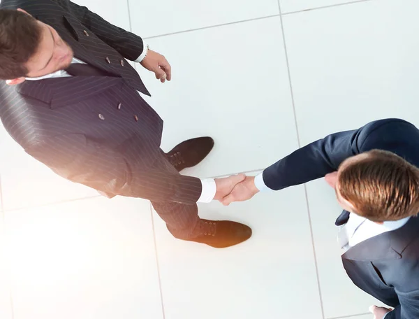 Uitzicht vanaf de top.handshake, zakelijke partners, geïsoleerd op witte achtergrond. — Stockfoto