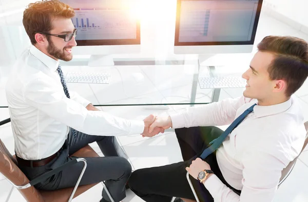 Financiële partners handdruk zit aan Bureau — Stockfoto