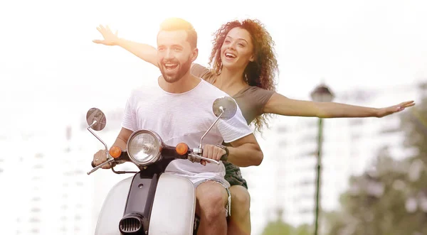 Pareja feliz conduciendo scooter emocionado en vacaciones de verano —  Fotos de Stock