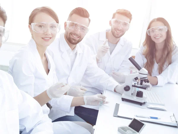 Jefe del proyecto científico y del equipo de investigación de la plataforma de trabajo — Foto de Stock