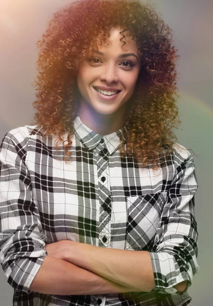 Portret van een aantrekkelijke jonge vrouw in een plaid shirt — Stockfoto