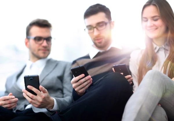 Nahaufnahme. Mitarbeiter im Gespräch am Arbeitsplatz — Stockfoto