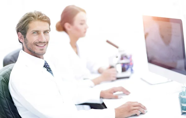 Giovane tecnico maschio che lavora al computer in laboratorio — Foto Stock