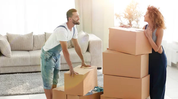 Gelukkig en jonge paar dozen kijken — Stockfoto