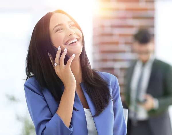 Attraktive brünette Geschäftsfrau, die auf dem Handy spricht — Stockfoto