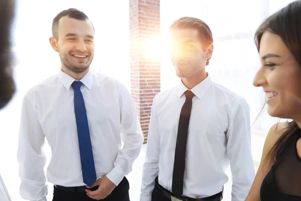 Primer plano de un equipo empresarial que discute los temas actuales — Foto de Stock