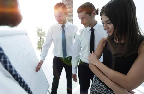 Επιχειρηματίας επισημαίνοντας επιχειρηματική ομάδα σε ένα κενό πινακάκι. — Φωτογραφία Αρχείου