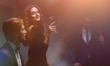 bir casino büyüleyici kadın.