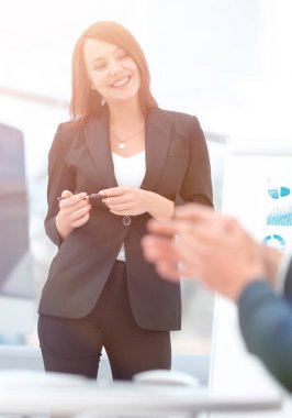 iş kadını iş sunumu hakkında bir rapor yapar.