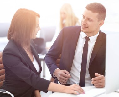 deneyimli çalışanları iş sorunlarını tartışıyor .