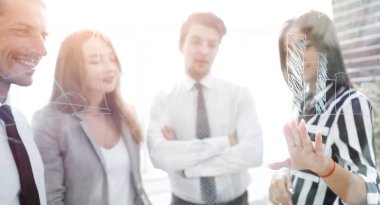 yeni bir sunu tartışırken iş takım,