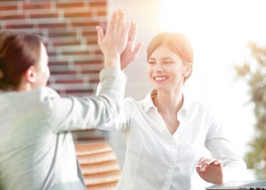 İş ekibinin üyeleri birbirlerine beşlik çakıyor..