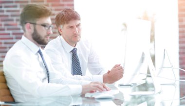 Ciddi iş adamları iş meselelerini tartışıyor.