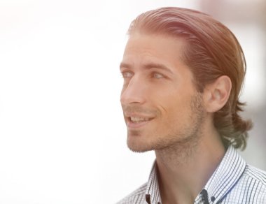 kopya alanı arayan genç iş adamı