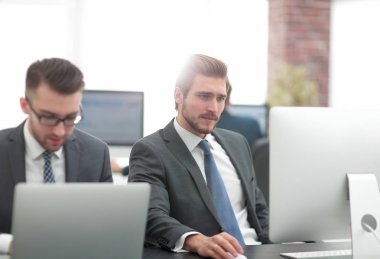 Teklifini iş ortağına açıklayan işadamı