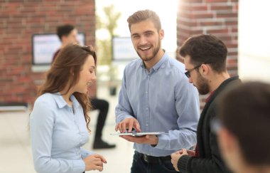 Genç iş adamları grubu konferans salonunda toplanıyor ve... 