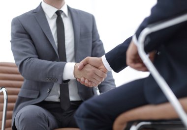 iş arkadaşlarınızla birlikte modern bir ofiste oturan wo odaklı