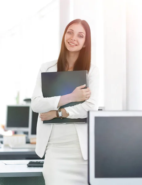 Assistente femminile con documenti in piedi in ufficio.foto arguzia — Foto Stock