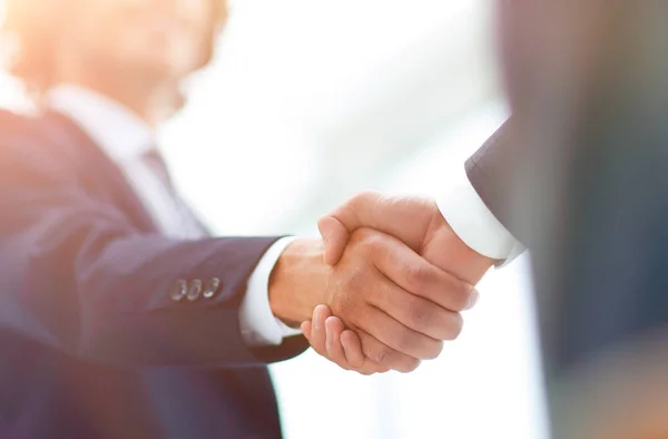 Två affärsman skakar hand hälsar varandra — Stockfoto
