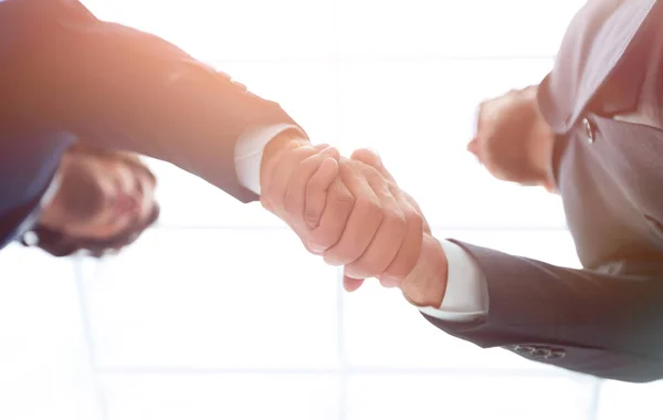 Två affärsmän håller varandra i handen för företagssamarbete. — Stockfoto