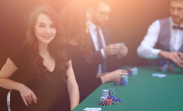 Mujer de negocios moderna sentada en la mesa de dados en un casino . —  Fotos de Stock