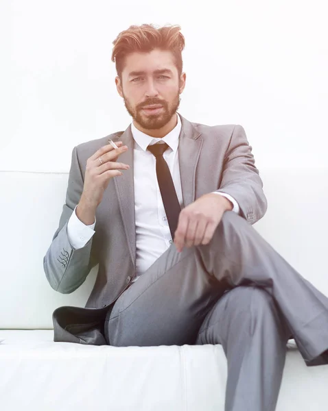 Retrato de um homem de negócios num fato com um cigarro — Fotografia de Stock