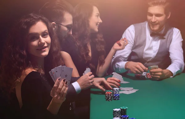 Jogador de poker mulher mostrando uma combinação de quatro ases — Fotografia de Stock