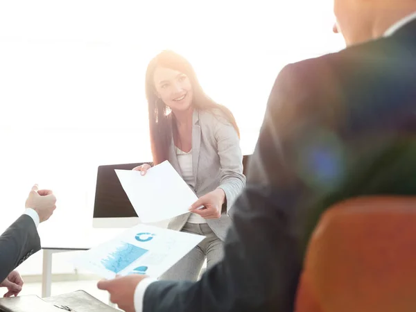 Colegas de negocios que hacen informe financiero . —  Fotos de Stock