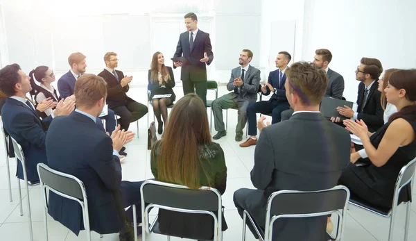 Coach lidera a sessão com a equipe de negócios . — Fotografia de Stock