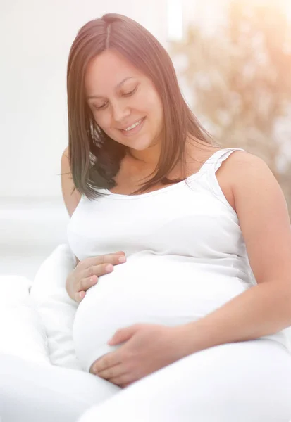 Retrato de una mujer embarazada feliz . — Foto de Stock