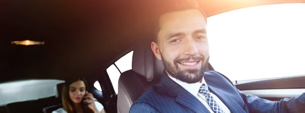 Attraente elegante uomo serio guida una buona auto — Foto Stock