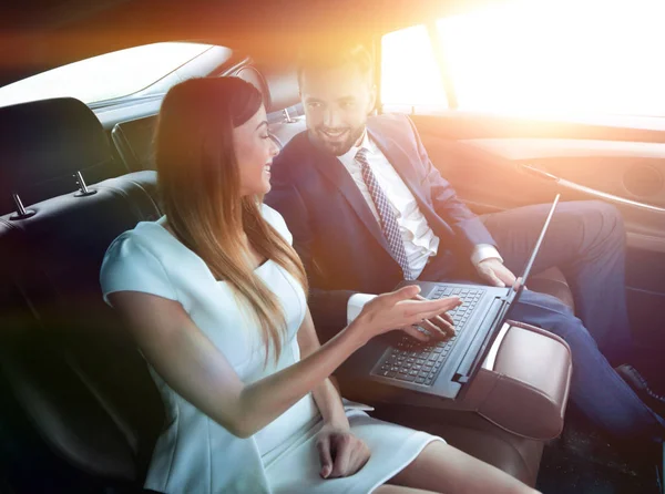 Conversación de dos personas de negocios en el coche de conducción — Foto de Stock