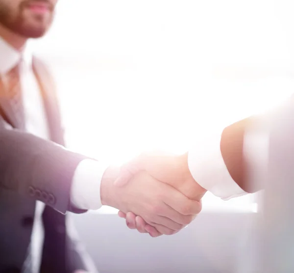 Hombre de negocios estrechando la mano en la oficina — Foto de Stock