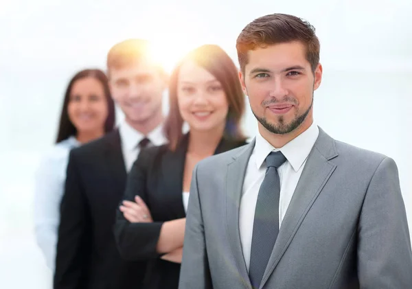 Líder y el equipo de negocios de pie uno detrás del otro . — Foto de Stock