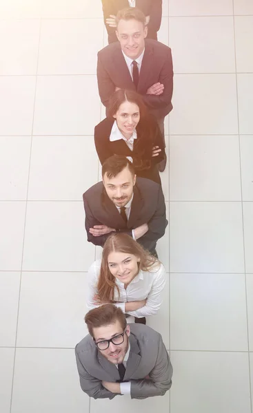 Бизнес-команда, стоящая в колонке на белом фоне — стоковое фото