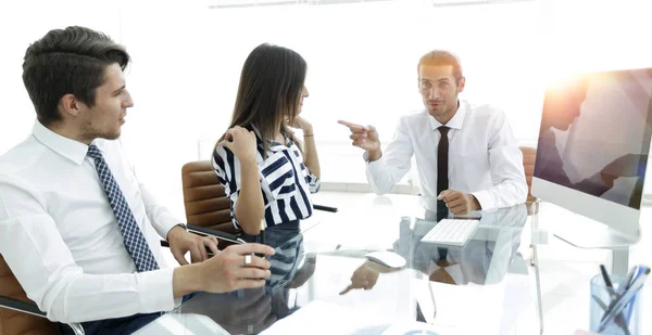 Mitarbeiter diskutieren Verkaufsstatistik. — Stockfoto