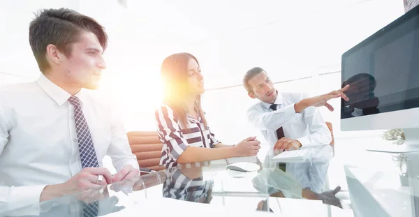 Team di lavoro discutendo statistiche di vendita — Foto Stock