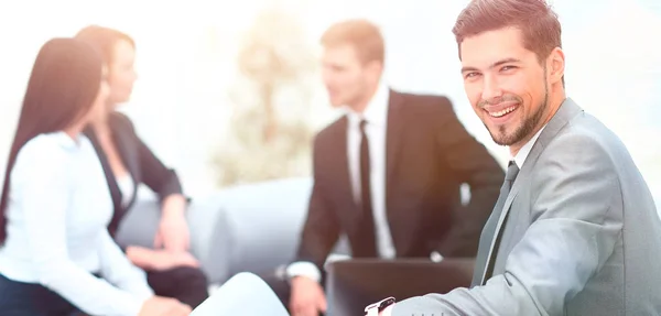 Hombre de negocios sentado en una oficina en el fondo del equipo de negocios . — Foto de Stock