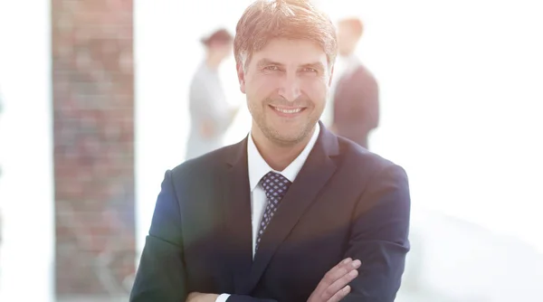 Портрет уверенного бизнесмена на офисном фоне — стоковое фото