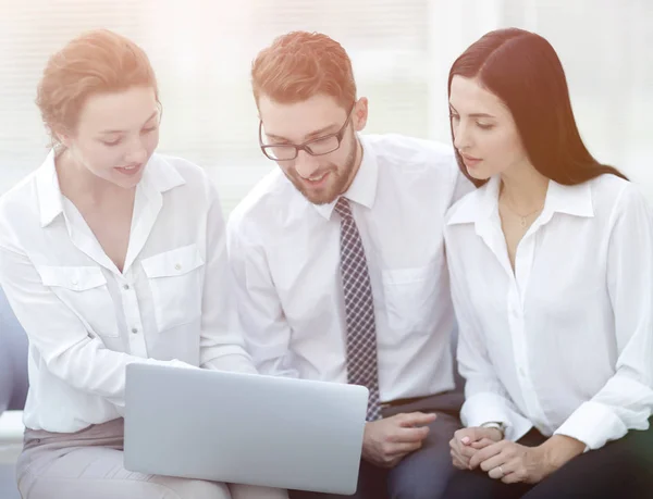 Business-team ser på informationen på den bärbara datorn — Stockfoto