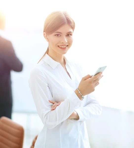 Gros plan portrait jeune femme d'affaires, regardant le téléphone cellulaire — Photo