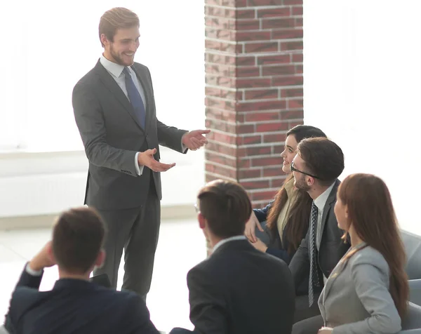 Geschäftsleute-Gruppe bei Seminarvortrag in hellem Licht — Stockfoto