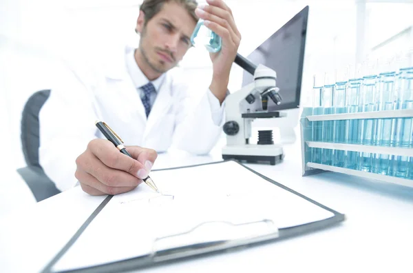 Scientist analyzing an experiment in a laboratory — Stock Photo, Image