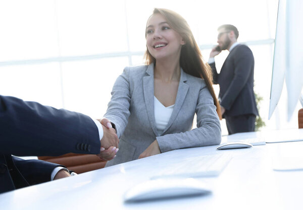 женщина-консультант приветствуя клиента
 .