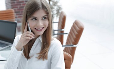 ofiste cep telefonu konuşurken closeup.female Yardımcısı